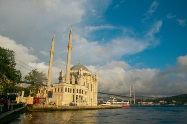 Gökkuşağı ile 15 Temmuz Şehitler Köprüsü ve Ortaklık Camii manzarası.