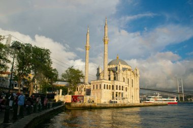 Gökkuşağı ile 15 Temmuz Şehitler Köprüsü ve Ortaklık Camii manzarası.