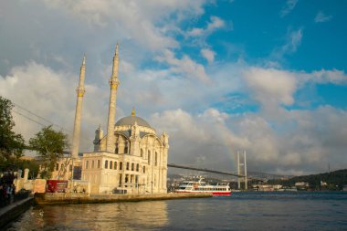 Gökkuşağı ile 15 Temmuz Şehitler Köprüsü ve Ortaklık Camii manzarası.