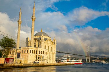 Gökkuşağı ile 15 Temmuz Şehitler Köprüsü ve Ortaklık Camii manzarası.
