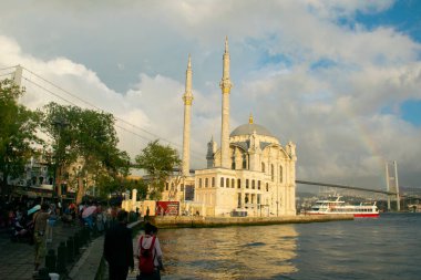 Gökkuşağı ile 15 Temmuz Şehitler Köprüsü ve Ortaklık Camii manzarası.