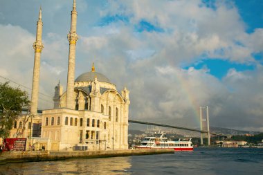 Gökkuşağı ile 15 Temmuz Şehitler Köprüsü ve Ortaklık Camii manzarası.