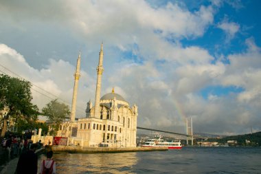 Gökkuşağı ile 15 Temmuz Şehitler Köprüsü ve Ortaklık Camii manzarası.