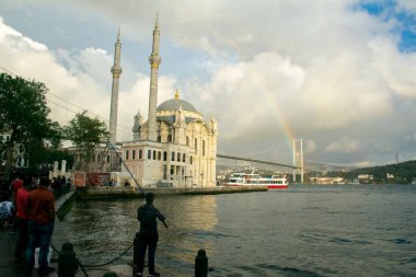 Gökkuşağı ile 15 Temmuz Şehitler Köprüsü ve Ortaklık Camii manzarası.