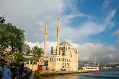 Gökkuşağı ile 15 Temmuz Şehitler Köprüsü ve Ortaklık Camii manzarası.