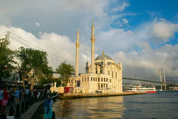 Gökkuşağı ile 15 Temmuz Şehitler Köprüsü ve Ortaklık Camii manzarası.