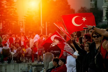 29 Ekim 2023, İstanbul, Türkiye: İnsanlar Boğaziçi 'nde kutlama yapıyorlar. İnsanlar Türk bayrakları ve Mustafa Kemal Atatrk posterleri sallıyor. 23 Nisan, 19 Mayıs, 30 Ağustos, 9 Eylül.