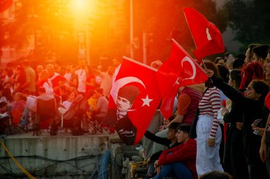 29 Ekim 2023, İstanbul, Türkiye: İnsanlar Boğaziçi 'nde kutlama yapıyorlar. İnsanlar Türk bayrakları ve Mustafa Kemal Atatrk posterleri sallıyor. 23 Nisan, 19 Mayıs, 30 Ağustos, 9 Eylül.