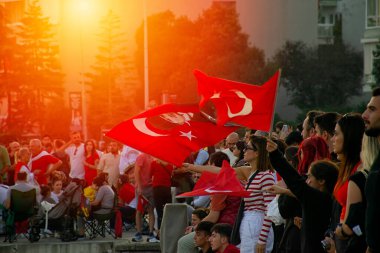 29 Ekim 2023, İstanbul, Türkiye: İnsanlar Boğaziçi 'nde kutlama yapıyorlar. İnsanlar Türk bayrakları ve Mustafa Kemal Atatrk posterleri sallıyor. 23 Nisan, 19 Mayıs, 30 Ağustos, 9 Eylül.