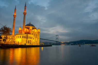 İstanbul sabah manzarası. Ortaklık Camii ve Boğaz Köprüsü 'nün (15 Temmuz Şehitler Köprüsü) martılı görüntüsü