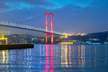 Party 'den İstanbul Köprüsü (15 Temmuz Şehitler Köprüsü) akşam görüntüsü.