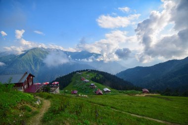 Kackar Dağları ile POKUT Plateau görünümü. Bu plato, Rize 'nin Camlihemsin ilçesinde yer almaktadır. Kackar Dağları bölgesi. Rize, Türkiye.