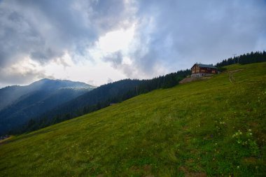 Kackar Dağları ile POKUT Plateau görünümü. Bu plato, Rize 'nin Camlihemsin ilçesinde yer almaktadır. Kackar Dağları bölgesi. Rize, Türkiye.
