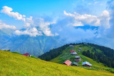 Kackar Dağları ile POKUT Plateau görünümü. Bu plato, Rize 'nin Camlihemsin ilçesinde yer almaktadır. Kackar Dağları bölgesi. Rize, Türkiye.