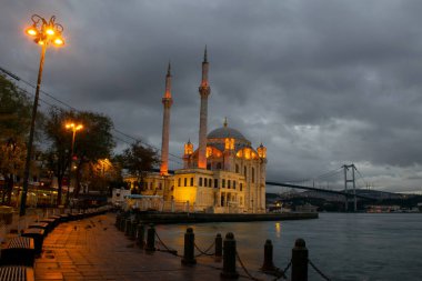 Ortakoy Camii ve 15 Temmuz Şehitler Köprüsü manzarası. Sabahın erken saatlerinde Boğaz manzarası.