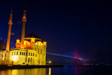 15 Temmuz Şehitler Köprüsü (Boğaz Köprüsü), sis bulutlarında martı ve gün doğumuyla birlikte görülüyor. Ortakoy Camii ve Boğaz Köprüsü 'nden sisli sabah manzarası