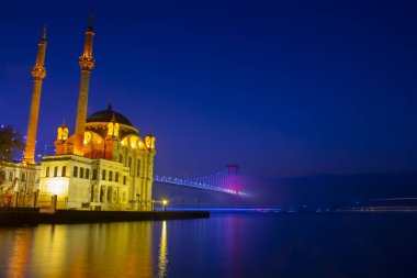 15 Temmuz Şehitler Köprüsü (Boğaz Köprüsü), sis bulutlarında martı ve gün doğumuyla birlikte görülüyor. Ortakoy Camii ve Boğaz Köprüsü 'nden sisli sabah manzarası