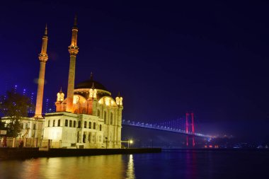 15 Temmuz Şehitler Köprüsü (Boğaz Köprüsü), sis bulutlarında martı ve gün doğumuyla birlikte görülüyor. Ortakoy Camii ve Boğaz Köprüsü 'nden sisli sabah manzarası