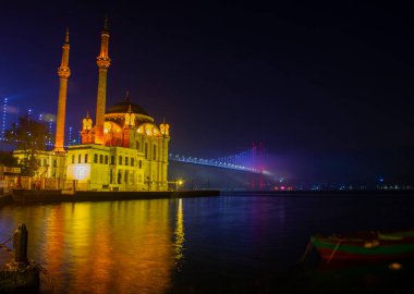 15 Temmuz Şehitler Köprüsü (Boğaz Köprüsü), sis bulutlarında martı ve gün doğumuyla birlikte görülüyor. Ortakoy Camii ve Boğaz Köprüsü 'nden sisli sabah manzarası