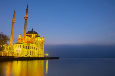 15 Temmuz Şehitler Köprüsü (Boğaz Köprüsü), sis bulutlarında martı ve gün doğumuyla birlikte görülüyor. Ortakoy Camii ve Boğaz Köprüsü 'nden sisli sabah manzarası