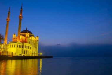 15 Temmuz Şehitler Köprüsü (Boğaz Köprüsü), sis bulutlarında martı ve gün doğumuyla birlikte görülüyor. Ortakoy Camii ve Boğaz Köprüsü 'nden sisli sabah manzarası
