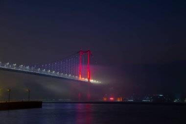 15 Temmuz Şehitler Köprüsü 'nden (Boğaz Köprüsü) muhteşem sisli gece görüntüsü. Ortakoy 'un harika sisli gece manzarası.