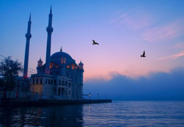 15 Temmuz Şehitler Köprüsü (Boğaz Köprüsü), sis bulutlarında martı ve gün doğumuyla birlikte görülüyor. Ortakoy Camii ve Boğaz Köprüsü 'nden sisli sabah manzarası