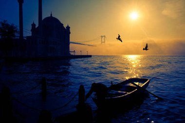 Boğaz Köprüsü 'nün sisli ve puslu sahnesi. İstanbul 'daki Boğaz Köprüsü. İstanbul 'un Asya kesiminden görüntü. Boğaz 'da sisli bir günde balıkçıların siluetleri..