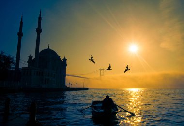 Boğaz Köprüsü 'nün sisli ve puslu sahnesi. İstanbul 'daki Boğaz Köprüsü. İstanbul 'un Asya kesiminden görüntü. Boğaz 'da sisli bir günde balıkçıların siluetleri..