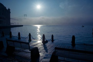 15 Temmuz Şehitler Köprüsü (Boğaz Köprüsü), sis bulutlarında martı ve gün doğumuyla birlikte görülüyor. Ortakoy Camii 'nden sisli sabah manzarası ve 15 Şehitler Köprüsü. 