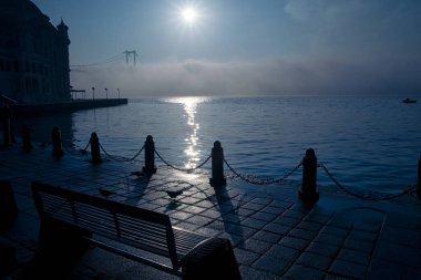 15 Temmuz Şehitler Köprüsü (Boğaz Köprüsü), sis bulutlarında martı ve gün doğumuyla birlikte görülüyor. Ortakoy Camii 'nden sisli sabah manzarası ve 15 Şehitler Köprüsü. 