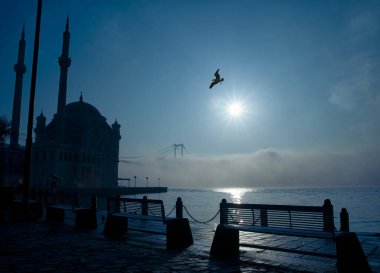 15 Temmuz Şehitler Köprüsü (Boğaz Köprüsü), sis bulutlarında martı ve gün doğumuyla birlikte görülüyor. Ortakoy Camii 'nden sisli sabah manzarası ve 15 Şehitler Köprüsü. 