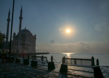 15 Temmuz Şehitler Köprüsü (Boğaz Köprüsü), sis bulutlarında martı ve gün doğumuyla birlikte görülüyor. Ortakoy Camii 'nden sisli sabah manzarası ve 15 Şehitler Köprüsü. 