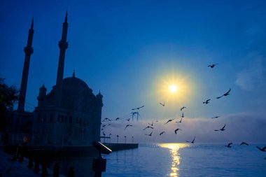 15 Temmuz Şehitler Köprüsü (Boğaz Köprüsü), sis bulutlarında martı ve gün doğumuyla birlikte görülüyor. Ortakoy Camii 'nden sisli sabah manzarası ve 15 Şehitler Köprüsü. 