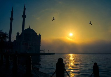 15 Temmuz Şehitler Köprüsü (Boğaz Köprüsü), sis bulutlarında martı ve gün doğumuyla birlikte görülüyor. Ortakoy Camii 'nden sisli sabah manzarası ve 15 Şehitler Köprüsü. 