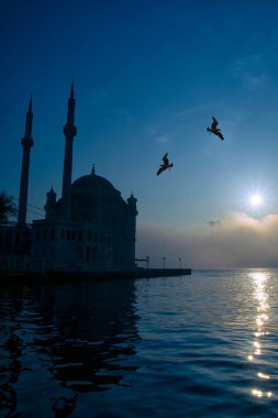 15 Temmuz Şehitler Köprüsü (Boğaz Köprüsü), sis bulutlarında martı ve gün doğumuyla birlikte görülüyor. Ortakoy Camii 'nden sisli sabah manzarası ve 15 Şehitler Köprüsü. 