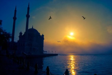 15 Temmuz Şehitler Köprüsü (Boğaz Köprüsü), sis bulutlarında martı ve gün doğumuyla birlikte görülüyor. Ortakoy Camii 'nden sisli sabah manzarası ve 15 Şehitler Köprüsü. 