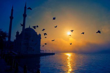 15 Temmuz Şehitler Köprüsü (Boğaz Köprüsü), sis bulutlarında martı ve gün doğumuyla birlikte görülüyor. Ortakoy Camii 'nden sisli sabah manzarası ve 15 Şehitler Köprüsü. 