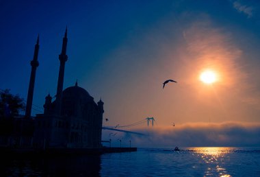 15 Temmuz Şehitler Köprüsü (Boğaz Köprüsü), sis bulutlarında martı ve gün doğumuyla birlikte görülüyor. Ortakoy Camii 'nden sisli sabah manzarası ve 15 Şehitler Köprüsü. 