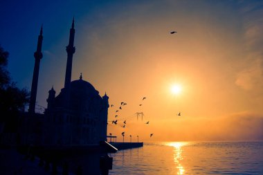 15 Temmuz Şehitler Köprüsü (Boğaz Köprüsü), sis bulutlarında martı ve gün doğumuyla birlikte görülüyor. Ortakoy Camii 'nden sisli sabah manzarası ve 15 Şehitler Köprüsü. 