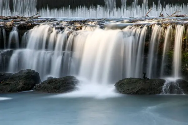 Grand Fallsin Vesiputous Suurin Jatkuvasti Virtaava Luonnollinen Vesiputous Missourissa Sijaitsee — kuvapankkivalokuva