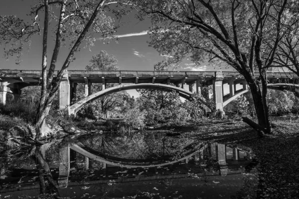 Мост Реддингс Милл Уайлдкэт Глейдс Джоплине Миссури — стоковое фото