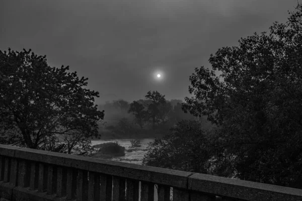 密苏里州Joplin市Shoal Creek上空的雾状日出 — 图库照片