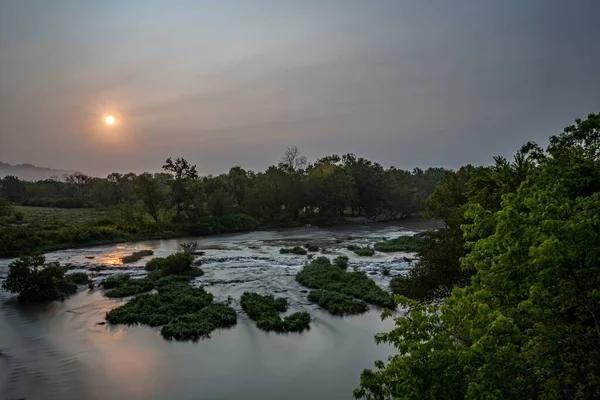 Nebliger Sonnenaufgang Über Dem Shoal Creek Joplin Missouri — Stockfoto
