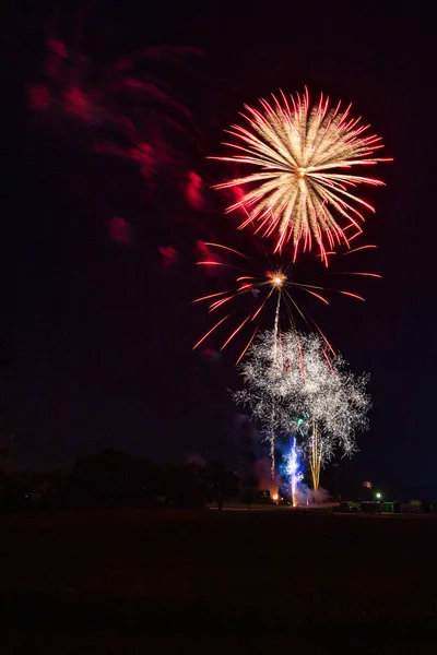 2019年7月4日 ミズーリ州ジョプリンにあるミズーリ州南部州立大学上空で花火が打ち上げられます — ストック写真