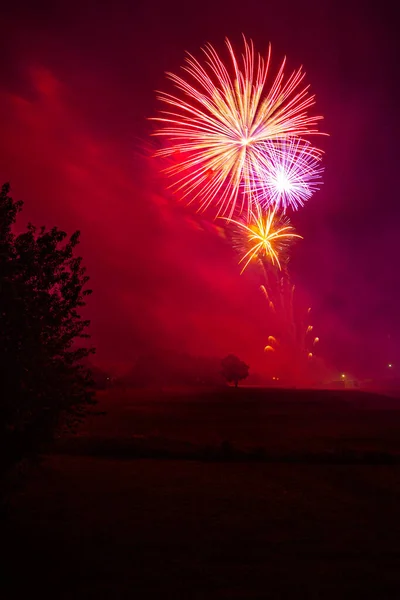 2019年7月4日 ミズーリ州ジョプリンにあるミズーリ州南部州立大学上空で花火が打ち上げられます — ストック写真