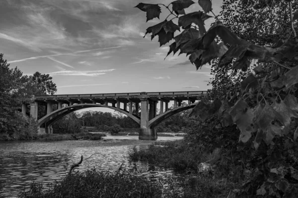 密苏里州乔普林市的皇家磨坊桥穿过Shoal Creek — 图库照片