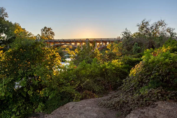 密苏里州乔普林市的皇家磨坊桥穿过Shoal Creek — 图库照片