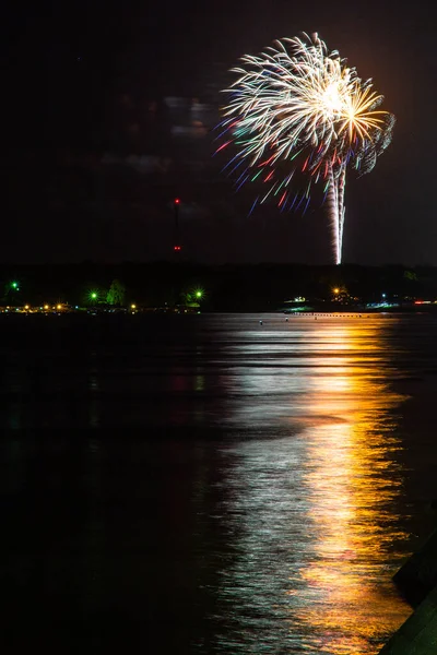 2018年7月3日にオクラホマ州ディズニーのグランドレイク上空で花火 — ストック写真