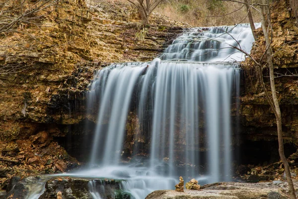 Водопад Tanyard Creek Park Белла Виста Арканзас — стоковое фото